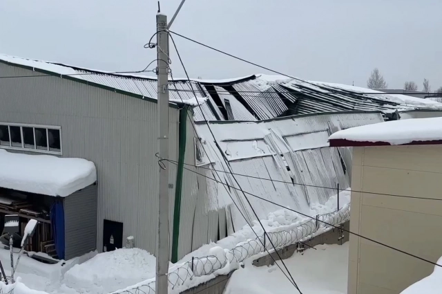 Фото ангара в Ижевске, кровля которого рухнула под тяжестью снега.