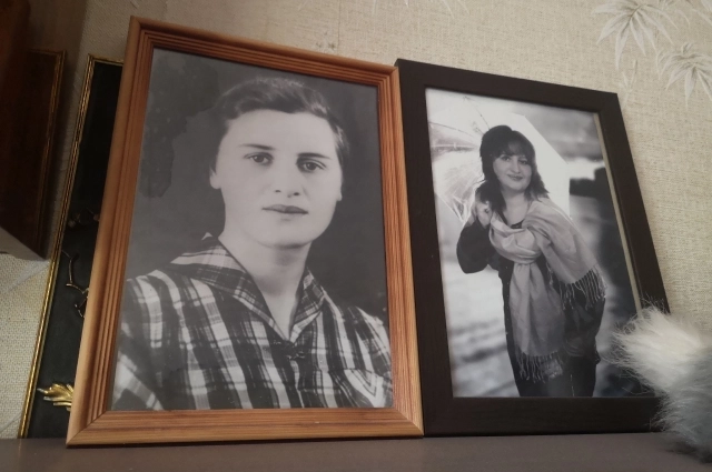 Зинаида Филиппова в юности (слева) и её дочь.