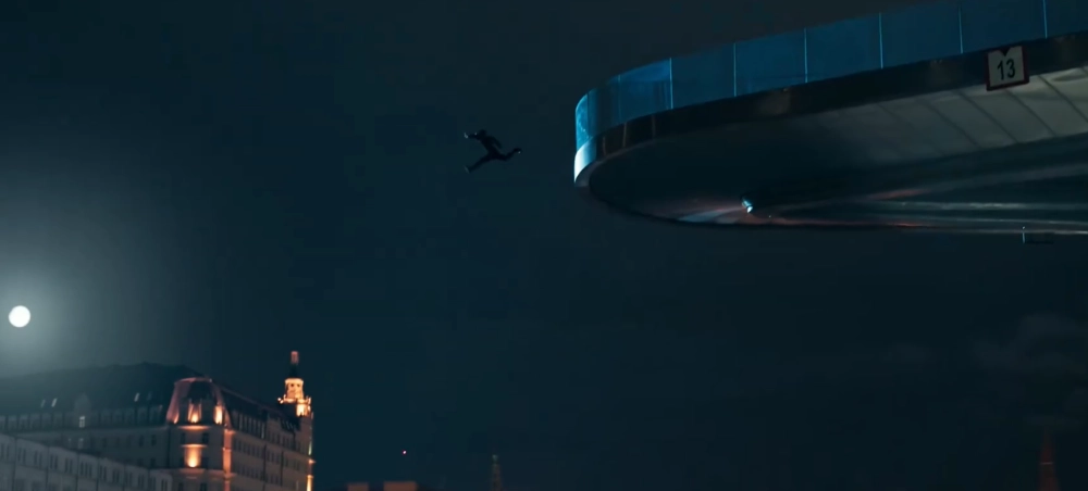 Кадр из фильма «Тайный город» (прыжок с «Парящего моста» в парке «Зарядье»).