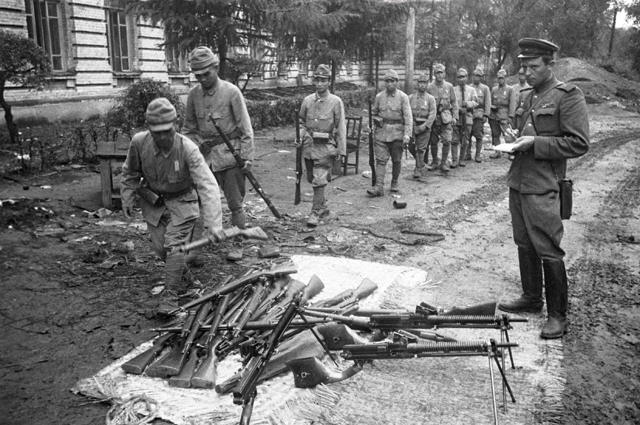 Японские солдаты сдают оружие.