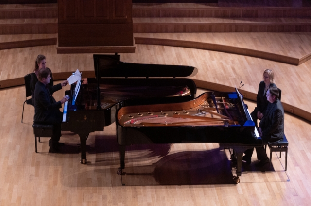 Музыканты исполнили «Симфонические танцы» Рахманинова - авторское переложение для двух фортепиано.