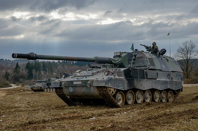 Немецкая самоходная артиллерийская установка (САУ) PzH 2000 (нем. Panzerhaubitze 2000).