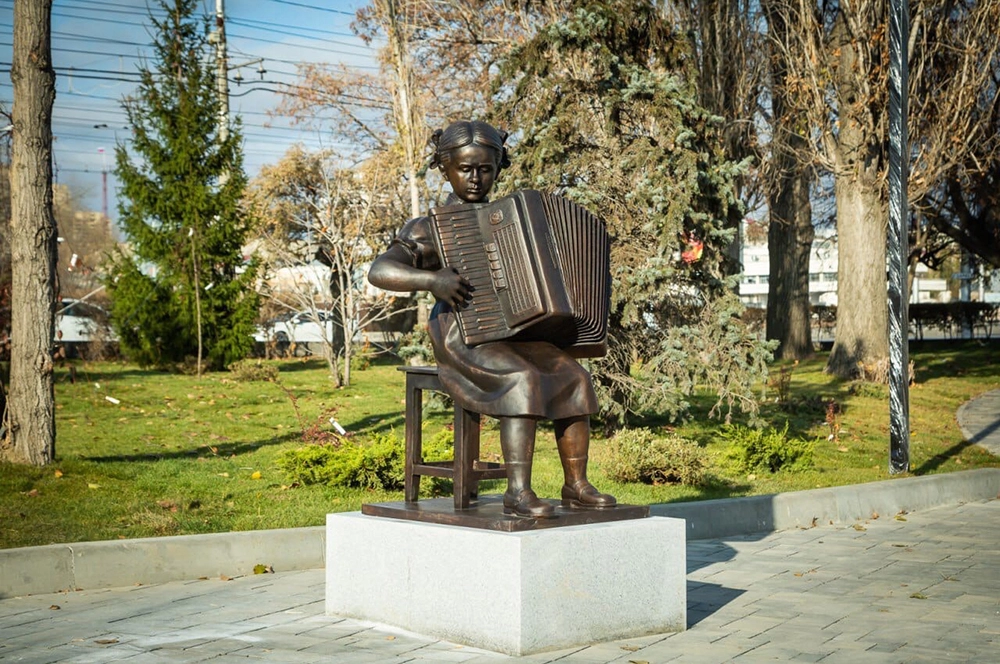 «Девочка с аккордеоном», Волгоград, 2019 год.