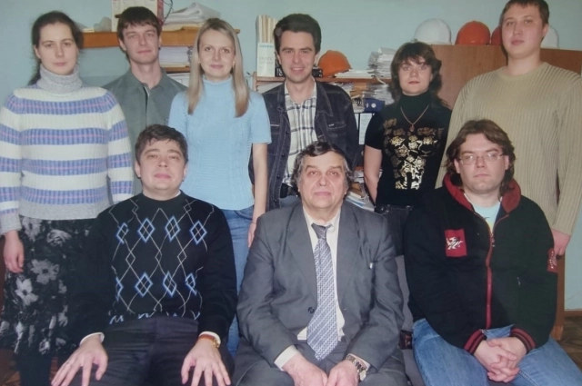 Глава династии Василий Иванович Дорофеев в нижнем ряду по центру, и его сыновья Николай (на фото слева) и Дмитрий (над ним в верхнем ряду).
