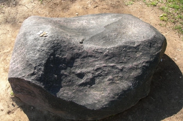 На камне оставляют монетки — видите?