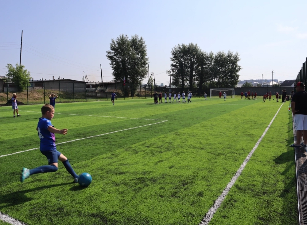 обновленное мини-футбольное поле в рамках программы КРТ.