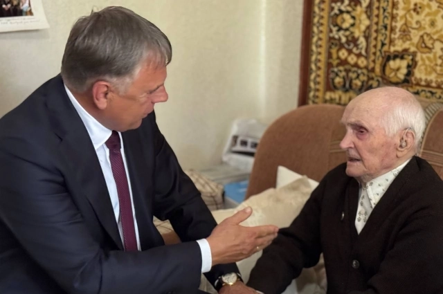 Поздравить юбиляра со столетием приезжал глава округа Сергей Петров.