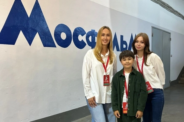 Макар с сёстрами Юлей и Дашей.