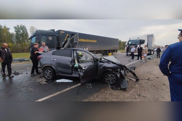 Легковой автомобиль на скорости врезался в многотонный грузовик лоб в лоб.