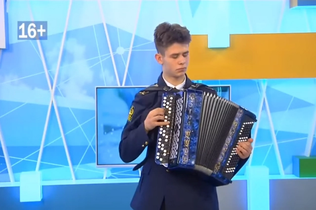 На баяне Артём играл с первого класса.