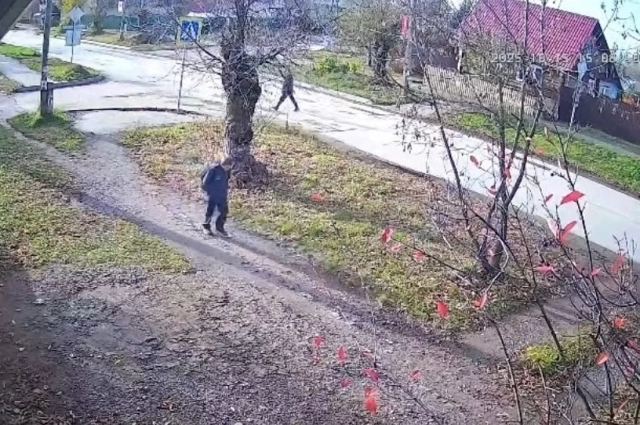 Пропавший попал в кадр камеры видеонаблюдения в Очёре в 15:15 15 октября.