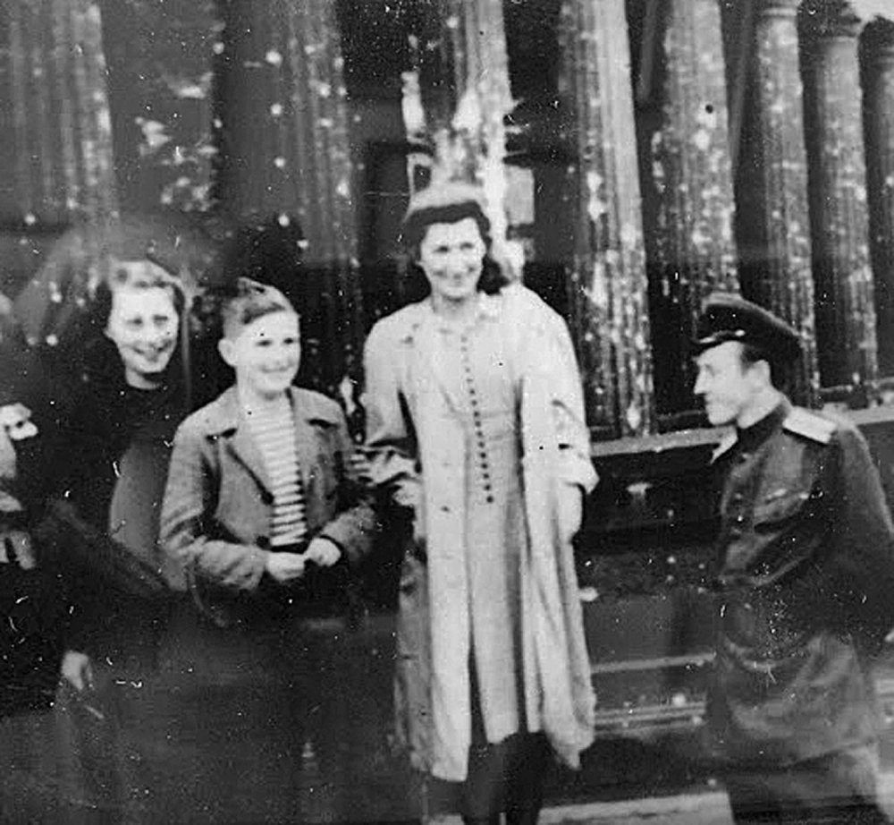 Юлиан Семёнов (второй слева) у Рейхстага в июне 1945 года.