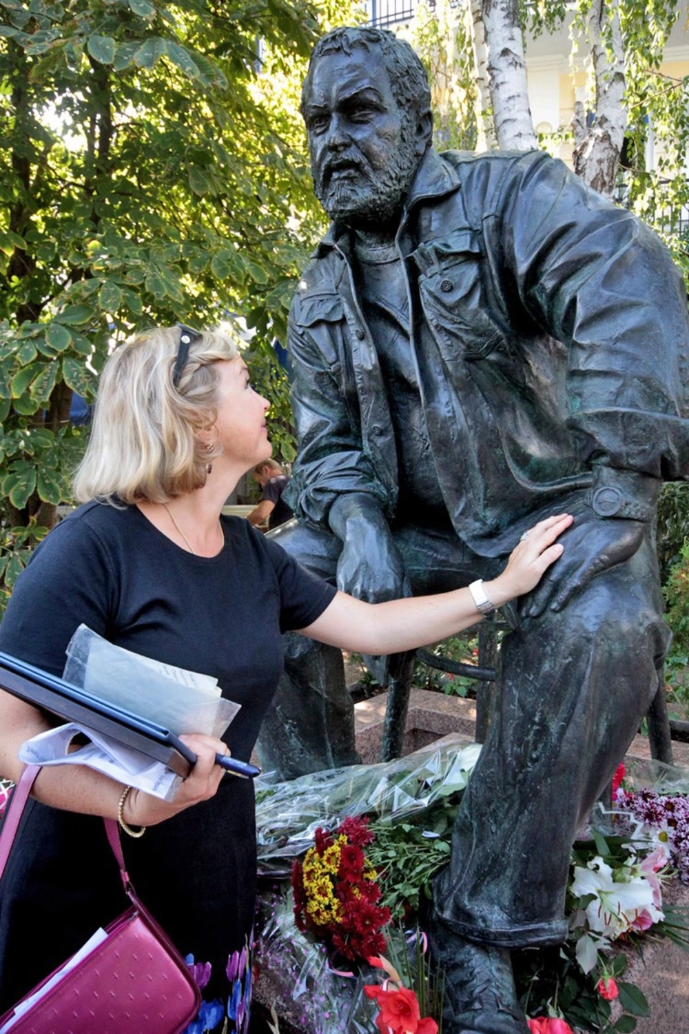 В 2012 году дочери Юлиана Семёнова подарили памятник прославленного отца Ялте. Ольга на открытии памятника.