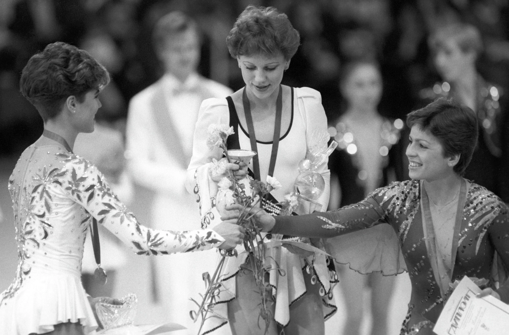 XXI Международный турнир по фигурному катанию на призы газеты «Московские новости». Победительницы турнира (слева направо) Д. Тренэри (США, II место), Кира Иванова (СССР, I место), Анна Кондрашова (СССР, III место). Дворец спорта Центрального стадиона имени В.И. Ленина.