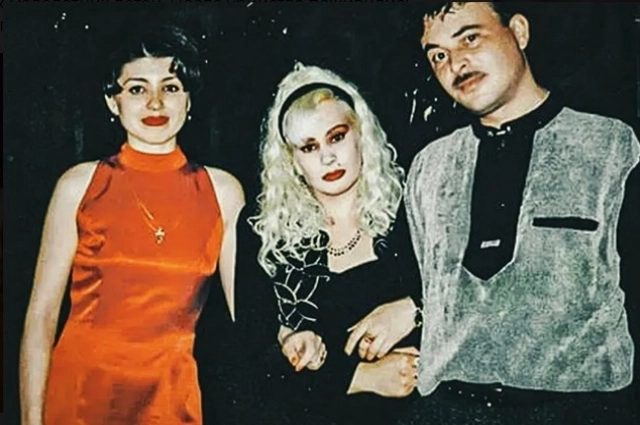 Инесса (в центре) считалась первой красавицей в родном селе.