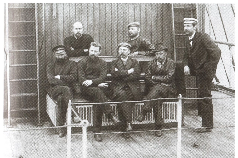 Участники экспедиции на «Заре». Колчак сидит слева.