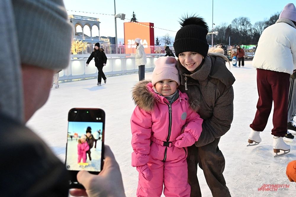 Александра Трусова фотографируется с юной поклонницей.