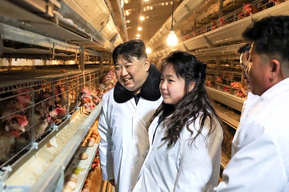 Ким Чен Ын с дочерью.