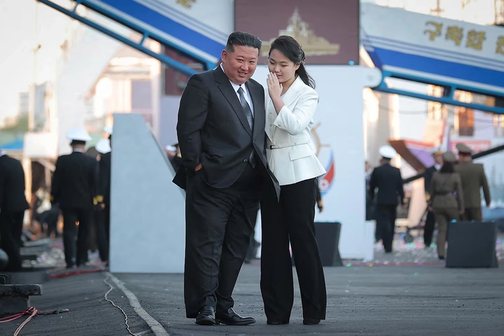 Ким Чен Ын с дочерью.