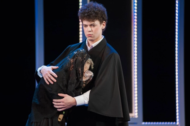 Бедные родственники тут же прибыли к 