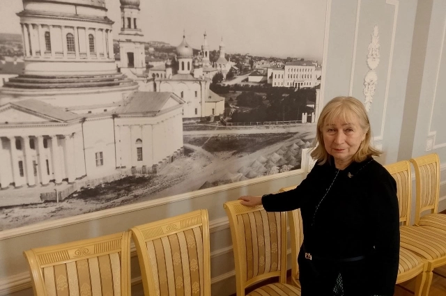 Антонина Лобкарёва в интерьере музея.