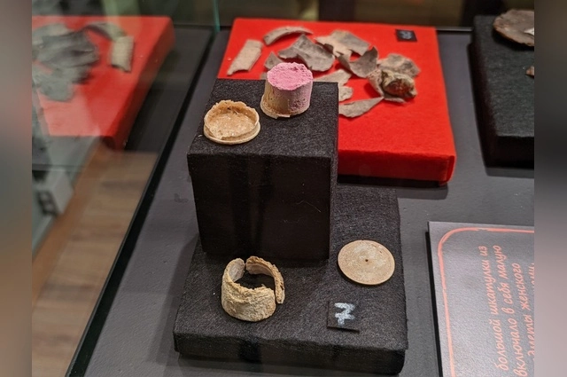 Румяна и фрагменты коробочек-пиксид.