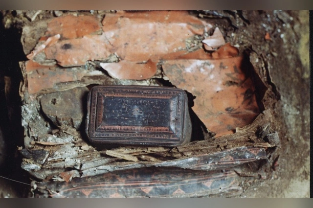 Маленькая шкатулка внутри большой: так их нашли в раскопе, 1996 г. 