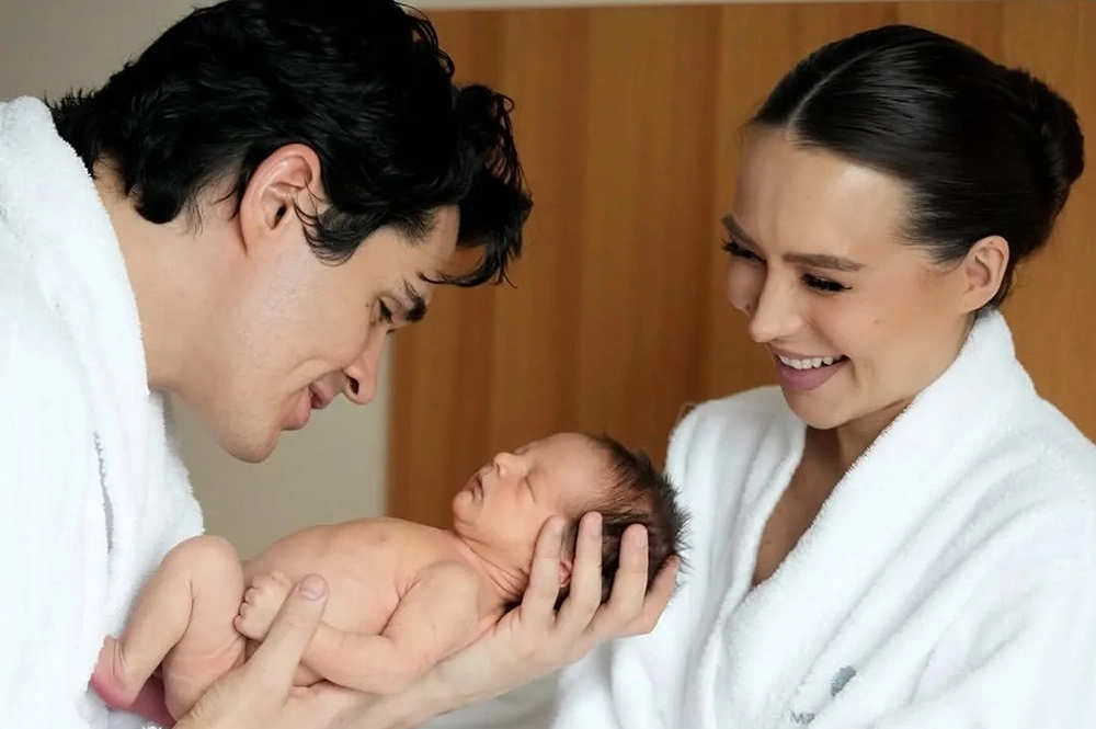 Лерчек и её возлюбленный Луис Сквиччиарини с новорождённым малышом.