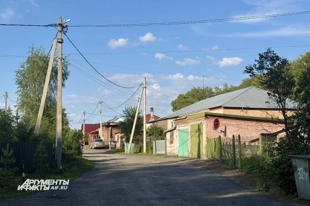 Чтобы добраться до дома убийцы, нужно пройти несколько улиц от автобусной остановки прямо за ж/д переездом.