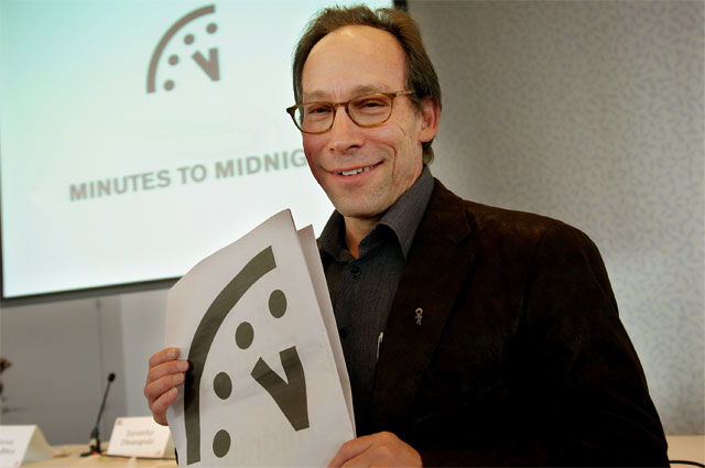 Лоуренс Краусс, сопредседатель Совета ученых-атомщиков, держит иллюстрацию Часов Судного дня 14 января 2010 года в Нью-Йорке
