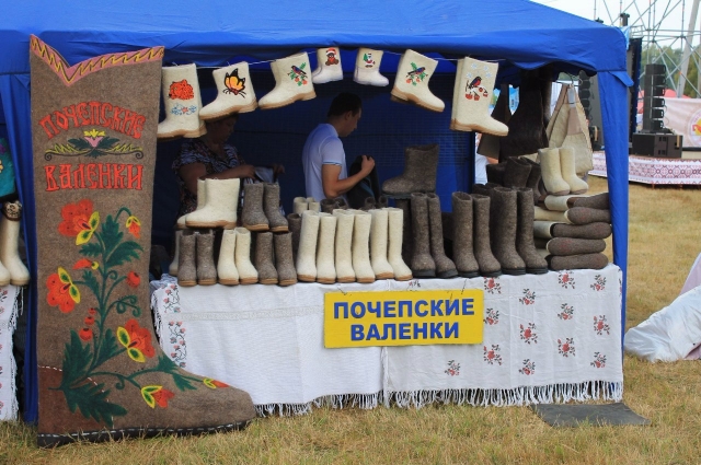 Для Олимпиады Романовы сваляли специальный валенок двухметровой высоты.