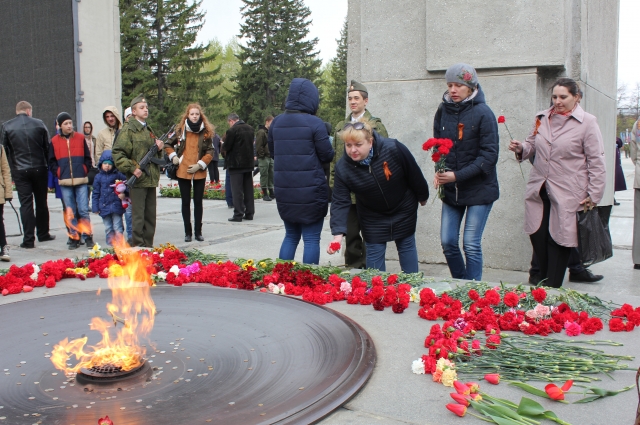 Утром редакция «Аргументы и факты на Оби» возложила цветы к вечному огню на Монументе Славы.