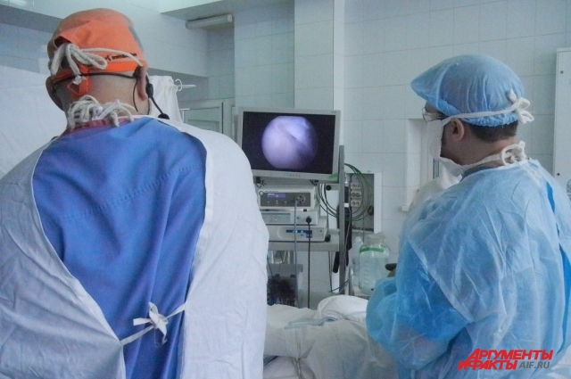 Состояние тканей повреждённого сустава хирурги оценивают, глядя на монитор компьютера.