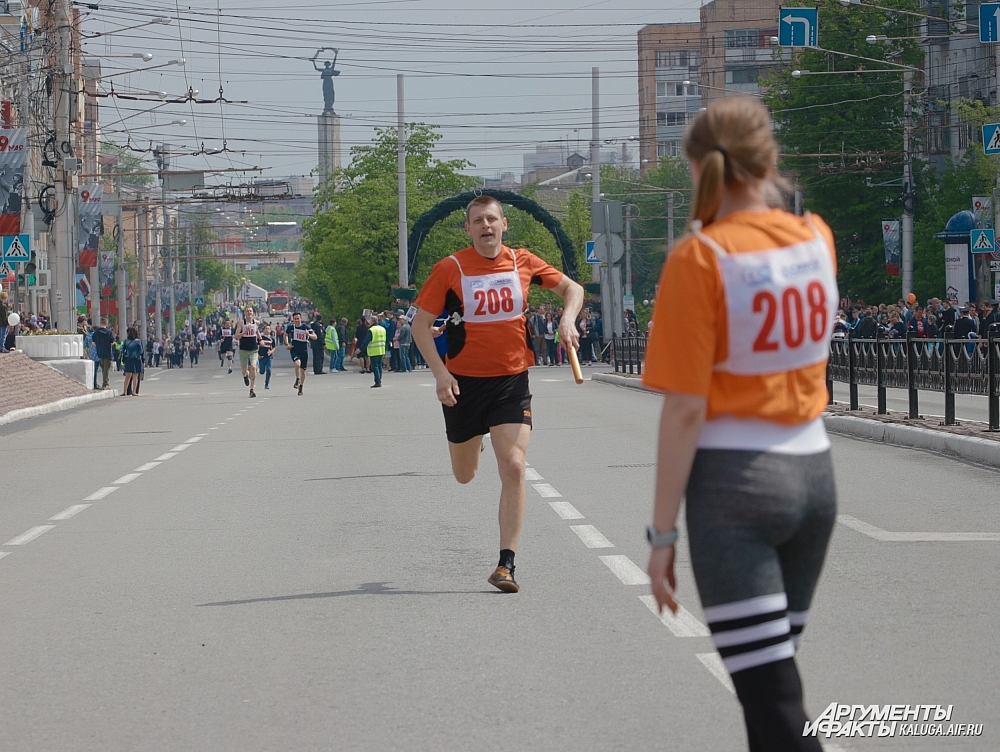 В эстафете принимали участие школьники, студенты, спортсмены и просто любители бега.
