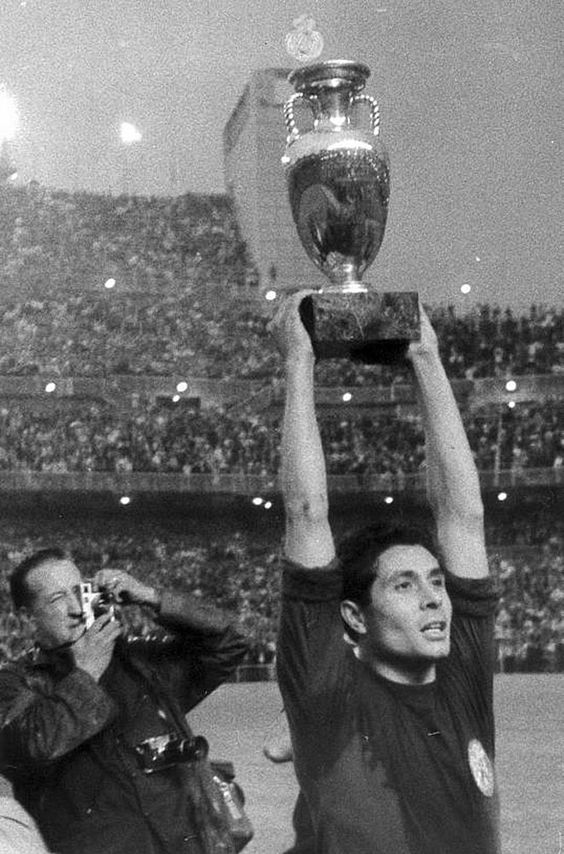 Сборная Испании стала вторым по счету чемпионом Европы в 1964 году. Повторить успех они смогут только почти полвека спустя, в 2008 и 2012 годах.