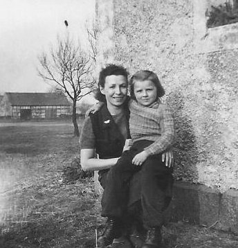 Дочь советского офицера Биргрит Михлер и её мать Эдельтрауд,  начало 1950-х гг.