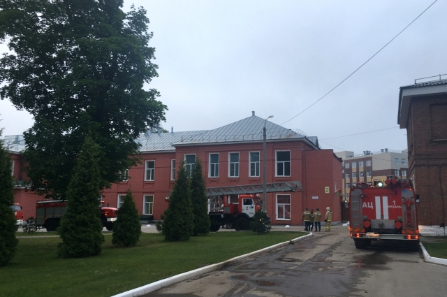Пожарные машины на территории областной клинической больницы имени Н. А. Семашко, где ночью произошел пожар в реанимационном отделении площадью 15 м.кв. 