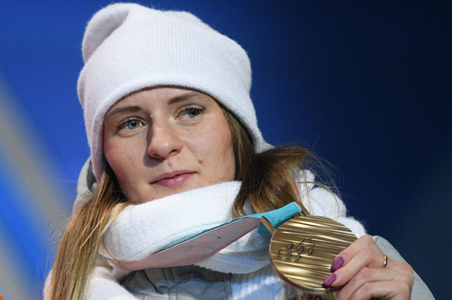 Российская спортсменка Наталья Воронина, завоевавшая бронзовую медаль в забеге на 5000 м среди женщин в соревнованиях по конькобежному спорту на XXIII зимних Олимпийских играх, на церемонии награждения.