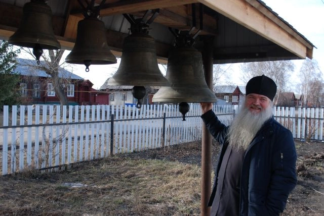 Настоятель деревенского храма Виталий Носиков.