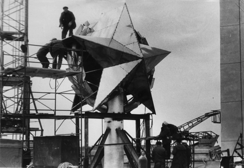 Сборка звезды для обелиска, апрель 1975 года.
