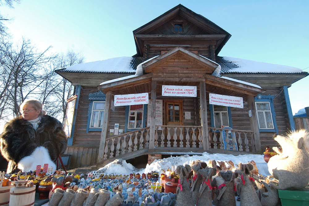 Продажа сувениров у музея «Мыши». Город Мышкин.