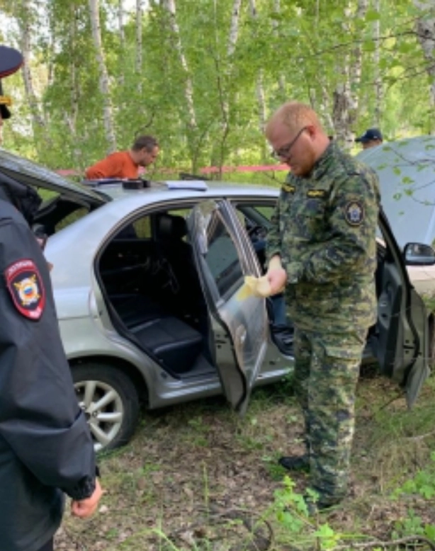 Найденный в лесу автомобиль.