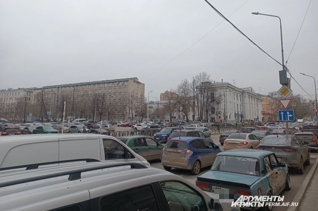 В городах значительно увеличилось количество автомобилей.