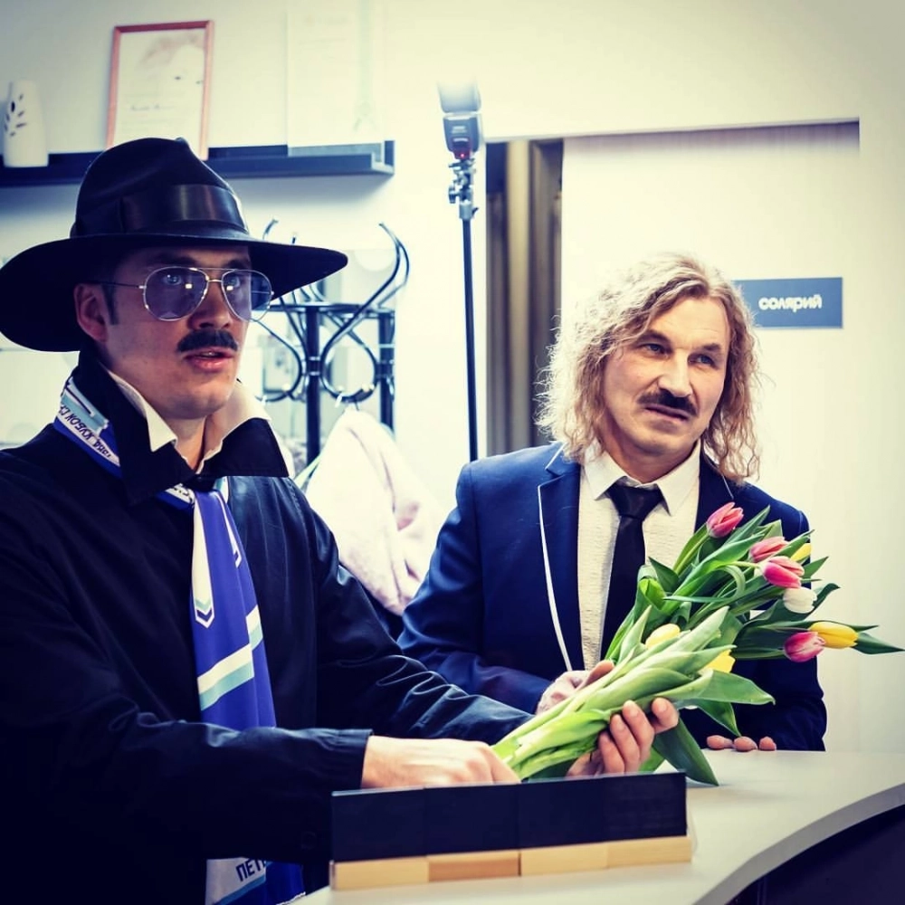 Андрей Горюшин участвовал в разных телепроектах и общался с другими людьми, копирующими знаменитостей (справа — двойник Игоря Николаева).