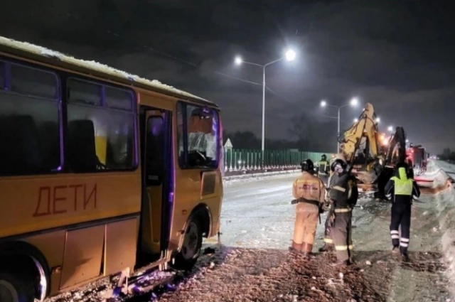 Сотрудники экстренных служб на месте происшествия.