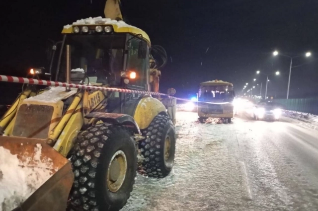 Экскаватор с погрузчиком на буксире.