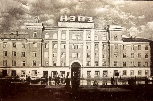 Здание заводоуправления НЭВЗа.