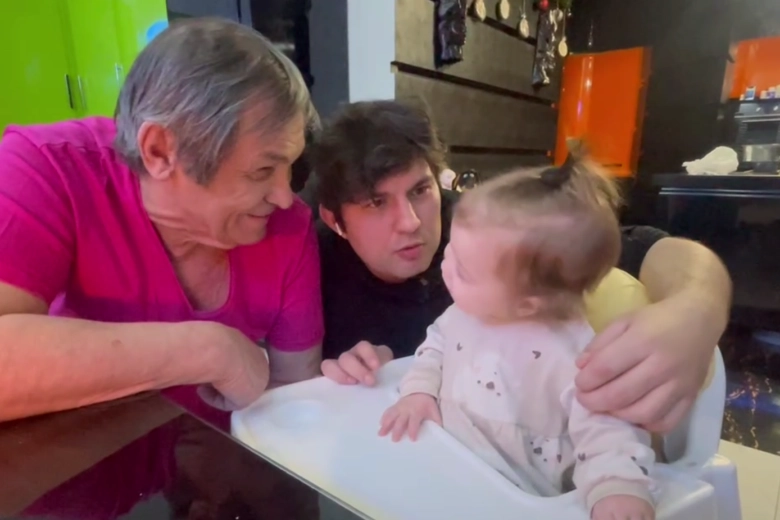 Бари Алибасов с сыном и внучкой.