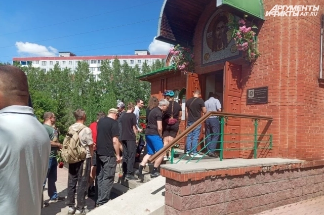 Река людей в храм на церемонию прощания.