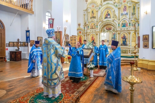 Утром в храмах совершается Божественная литургия.